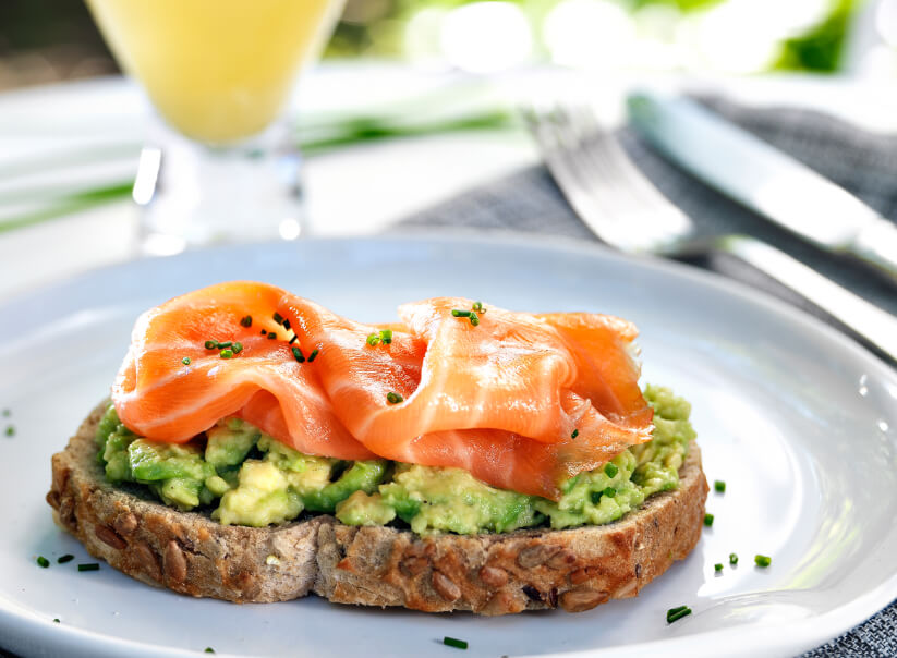 Receta de tosta de salmón ahumado aguacate