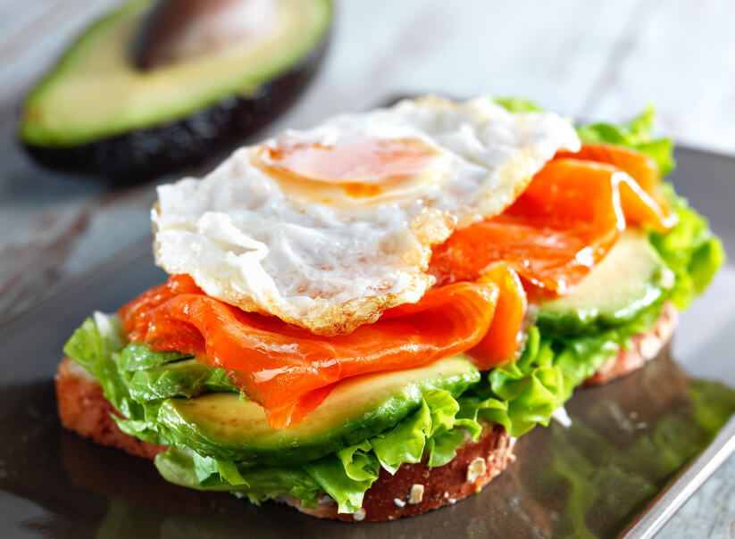 Receta de tosta de salmón ahumado con aguacate y huevo