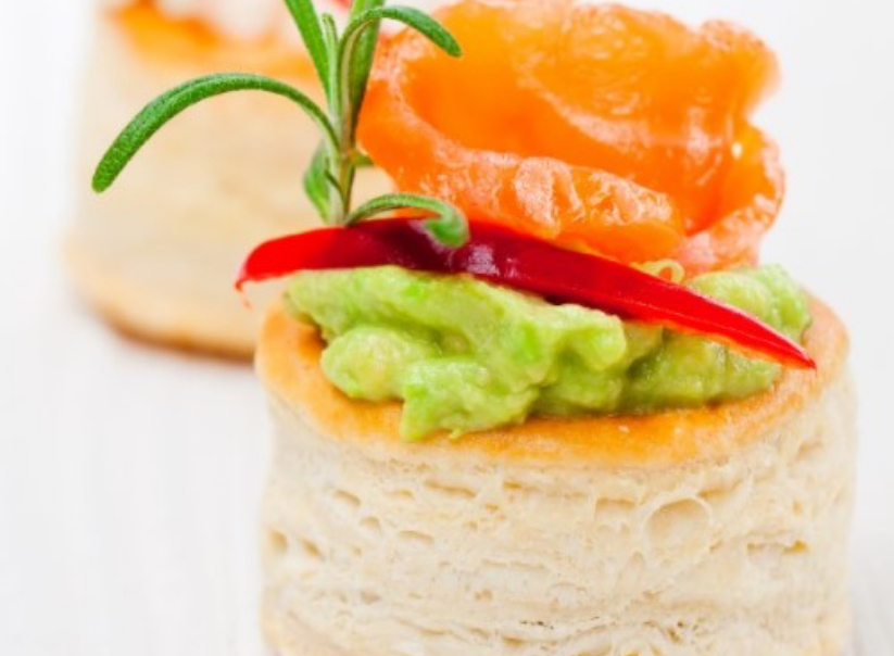 Receta de pasteles volovanes de salmón ahumado y aguacate