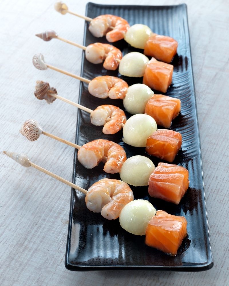Brochetas de salmón ahumado y langostinos