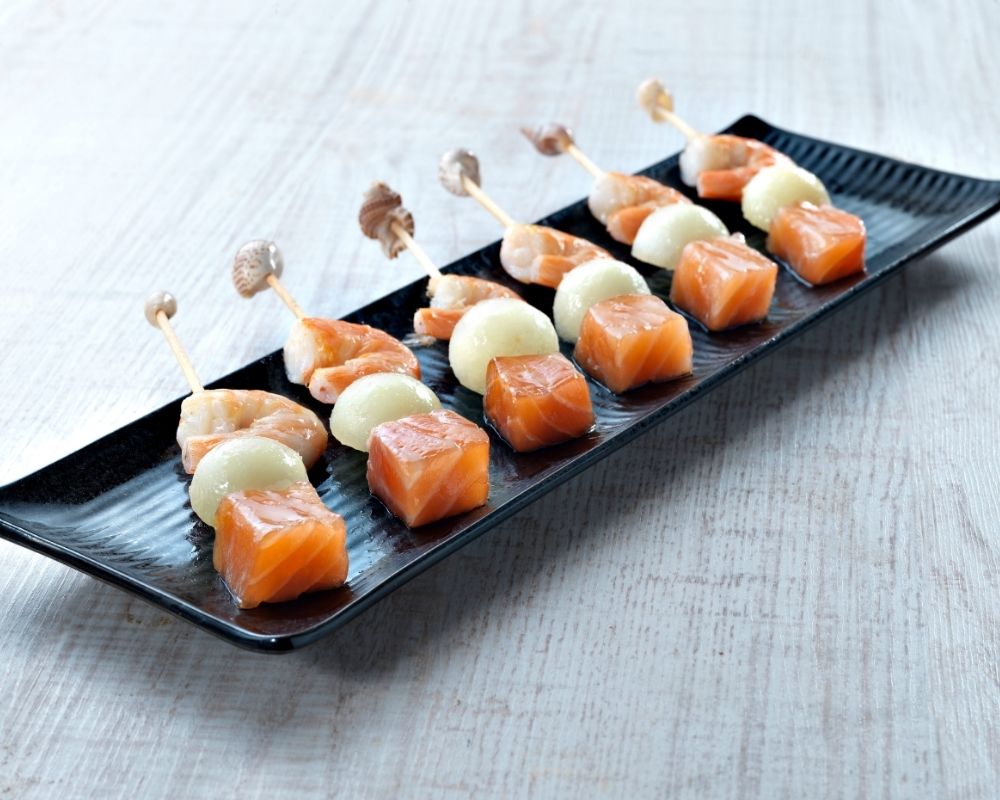 Brochetas con salmón ahumado y langostinos