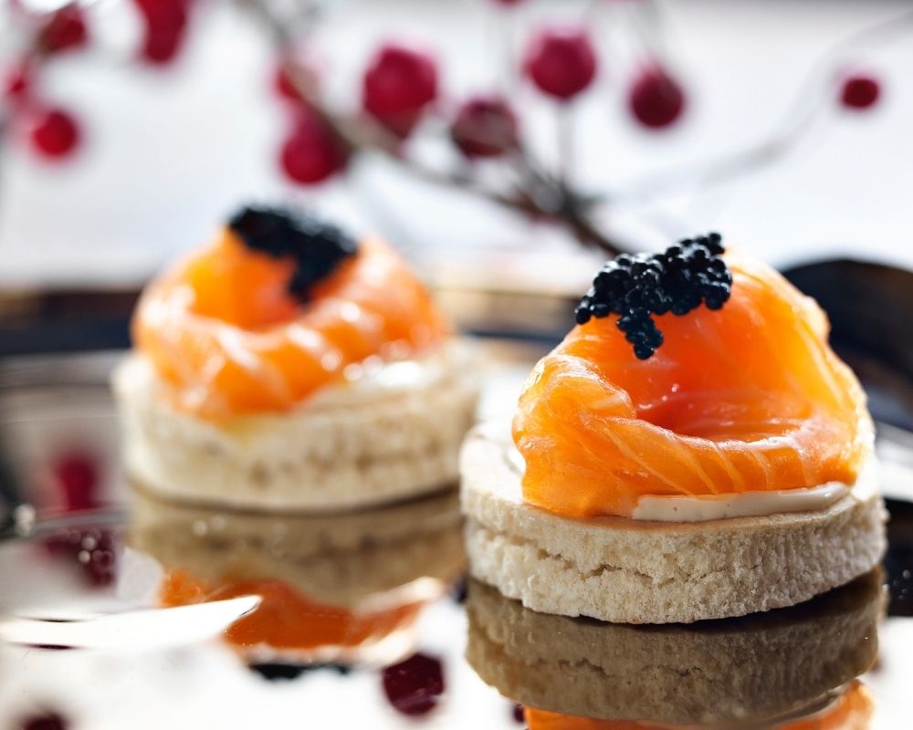 Canapé de salmón ahumado y caviar