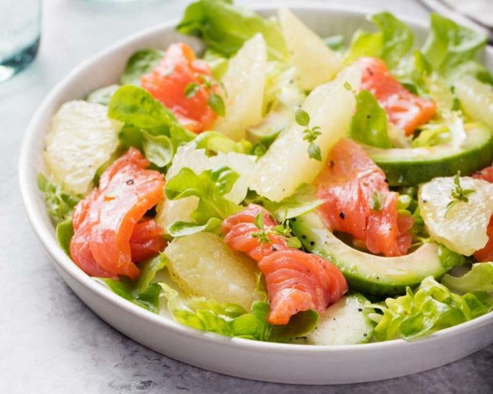 Ensalada de salmón ahumado y lechuga