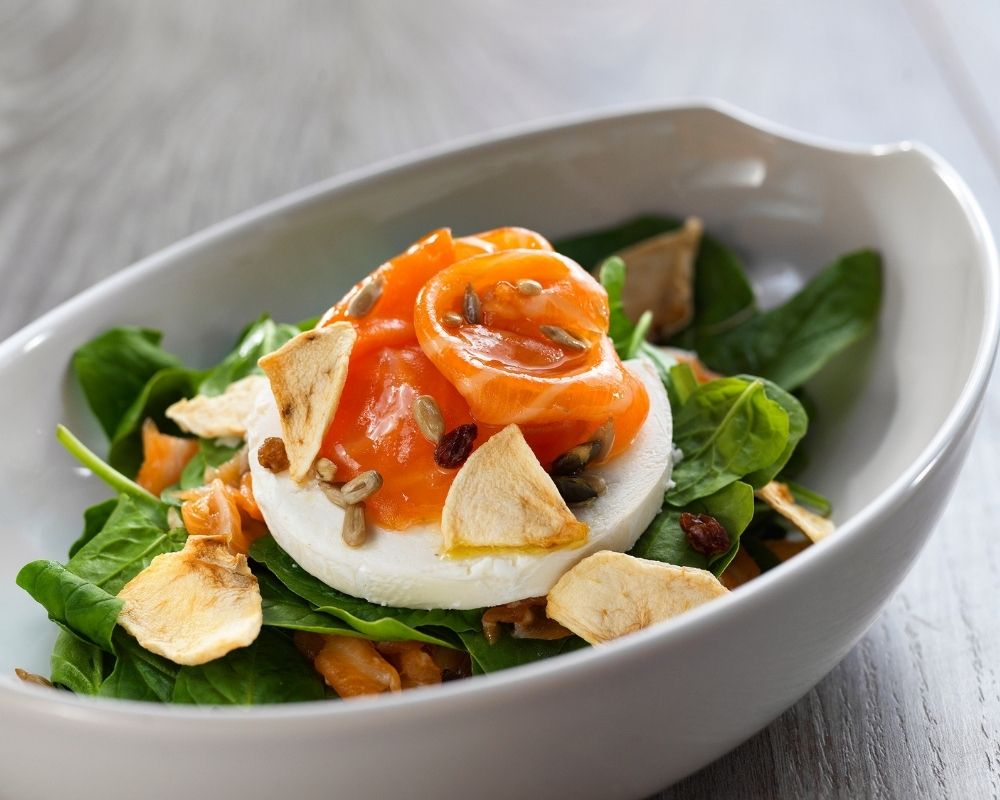 Ensalada de salmón ahumado y queso de cabra