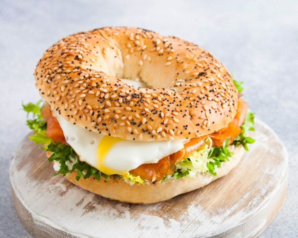 Sándwich de salmón ahumado y huevo 