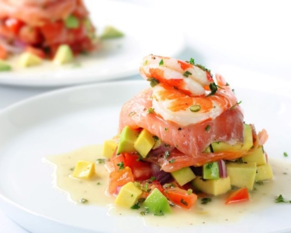 Tartar de salmón ahumado con langostinos