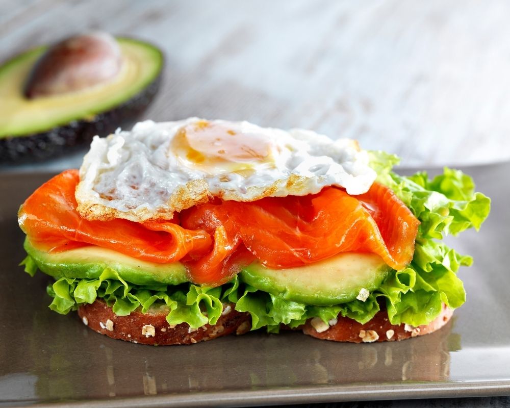 Tosta de salmón ahumado con aguacate y huevo