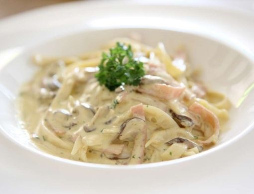Pasta con salmon ahumado y champiñones