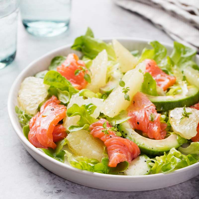 Ensalada especial de salmón ahumado, manzana y aguacate Ensalada especial de salmón ahumado, manzana y aguacate