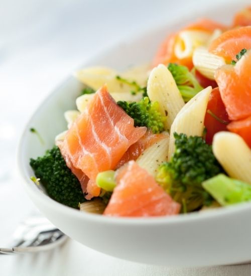 Ensalada de pasta con salmón ahumado y bimi Ensalada de pasta con salmón ahumado y bimi