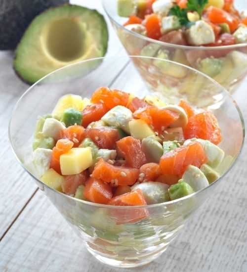 Tartar de salmón ahumado con aguacate y mango