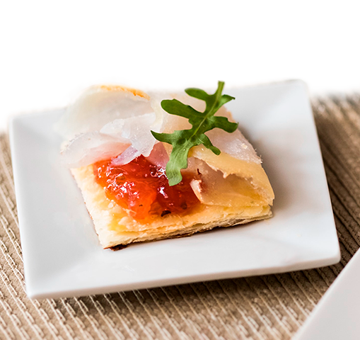 Canapé de bacalao ahumado con mermelada de tomate