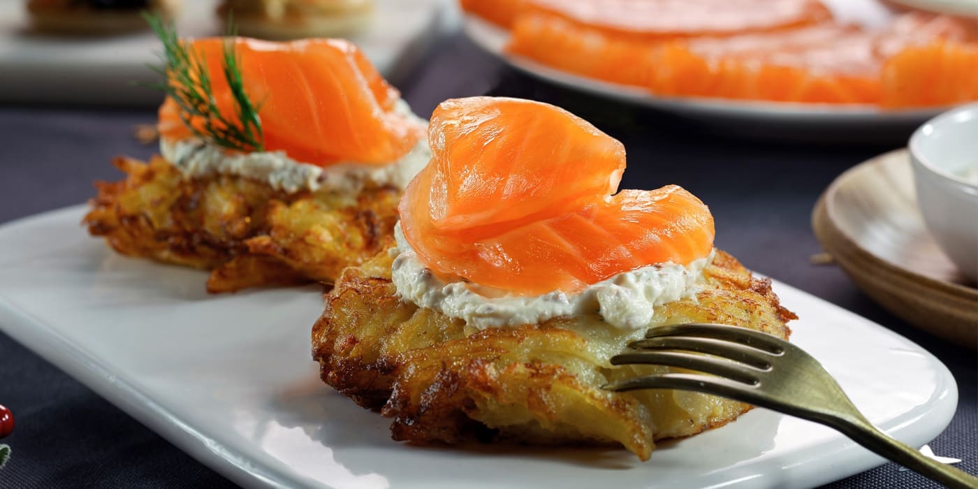 Aperitivo de salmón ahumado sobre nidos de patata