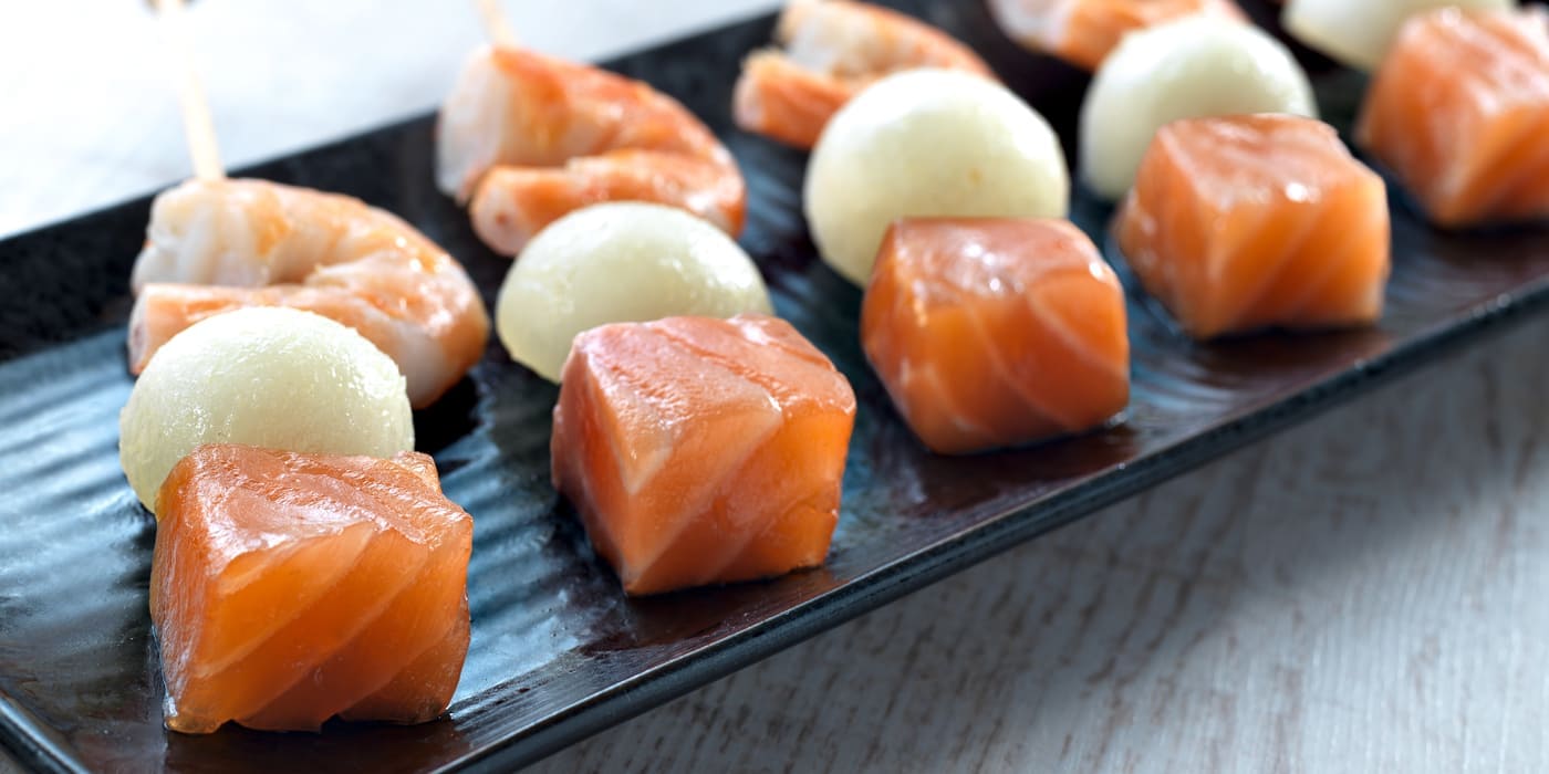 Brochetas de salmón ahumado y langostinos