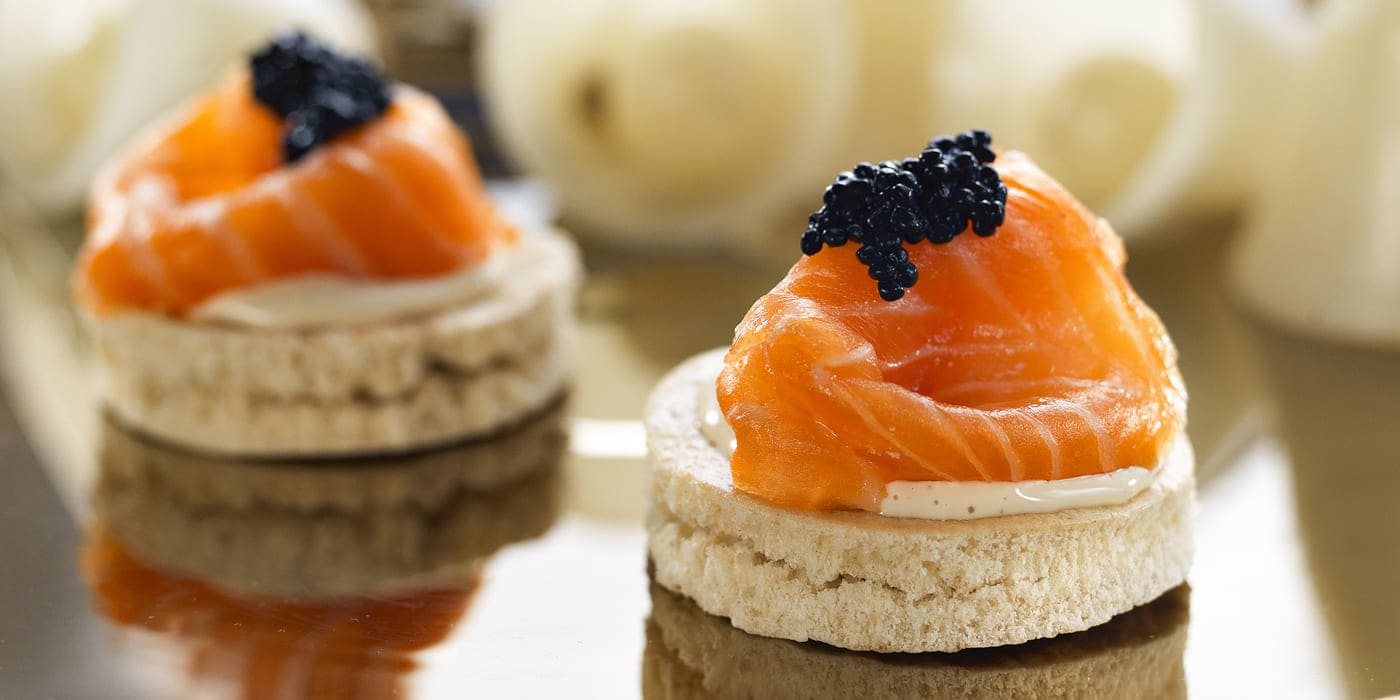 Canapé de salmón ahumado y caviar