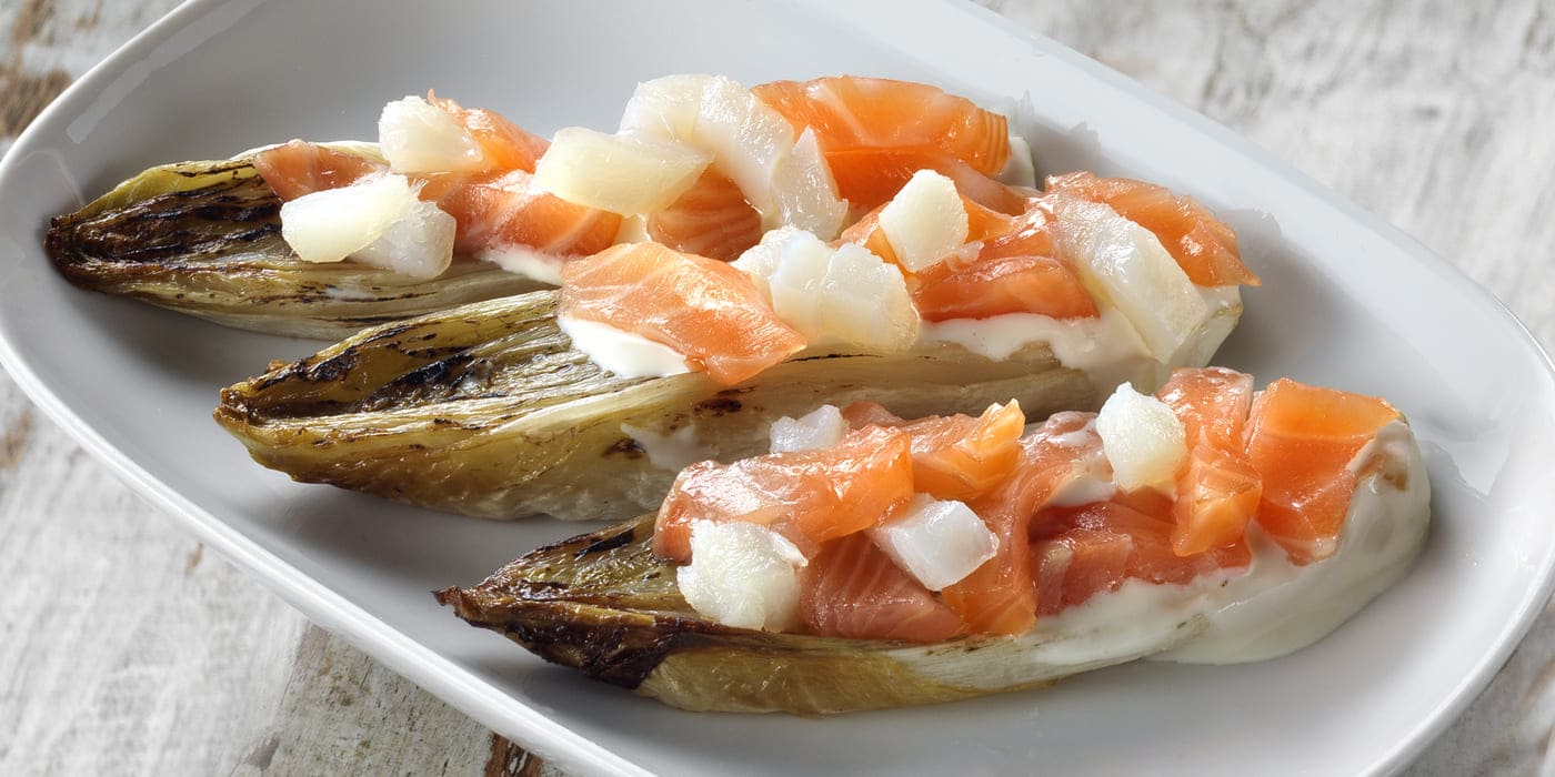 Endivias al horno con ensalada de ahumados