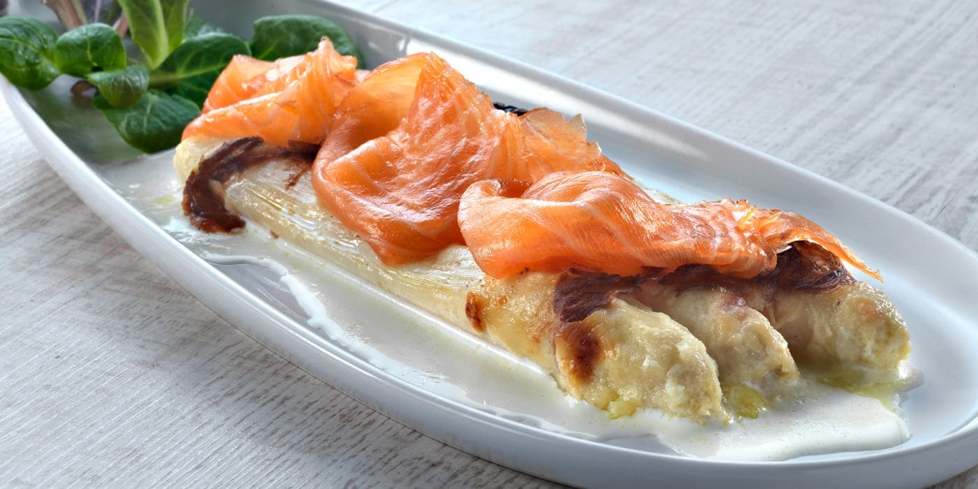 Espárragos con salmón ahumado gratinados