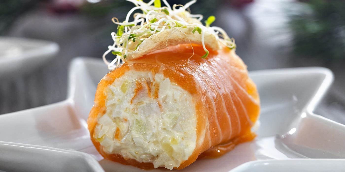 Rollitos de salmón ahumado rellenos de marisco
