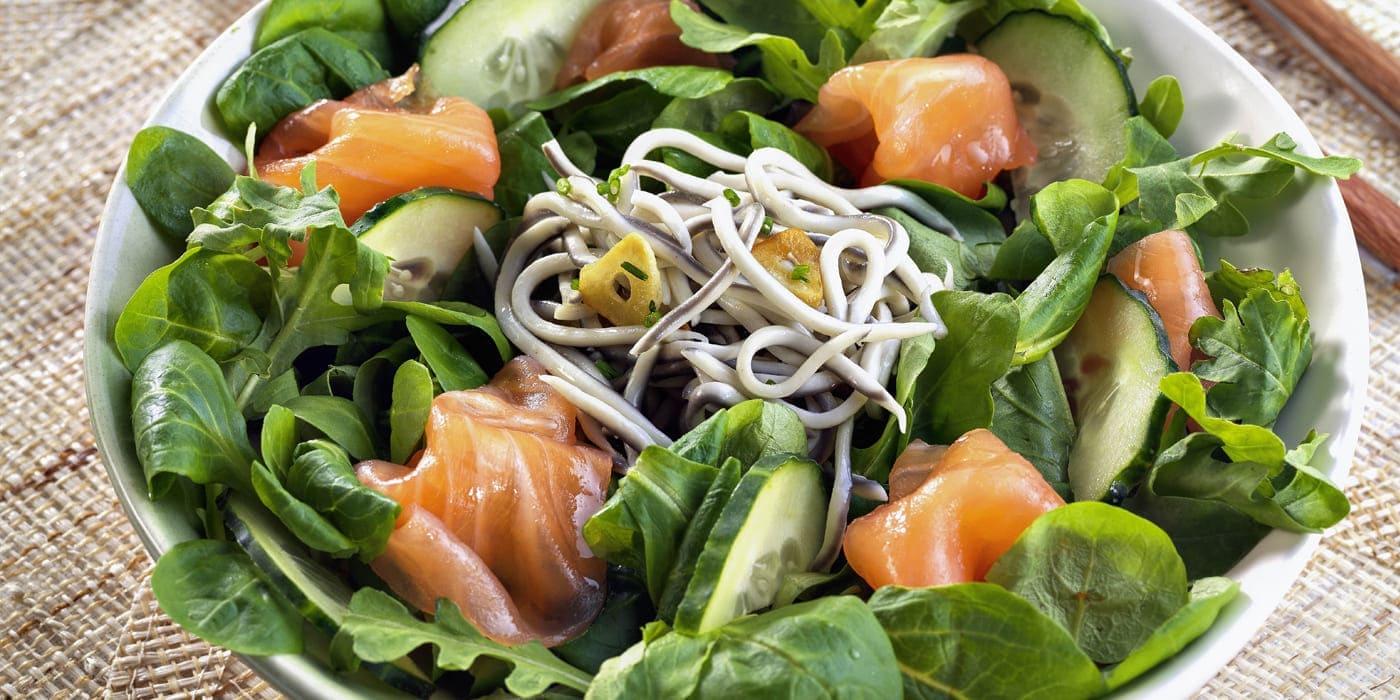 Ensalada de gulas con salmón ahumado