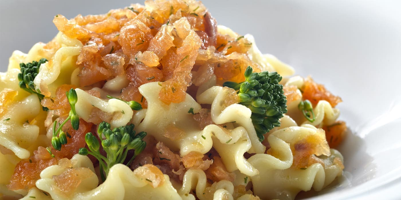 Ensalada de pasta con salmón ahumado y bimi