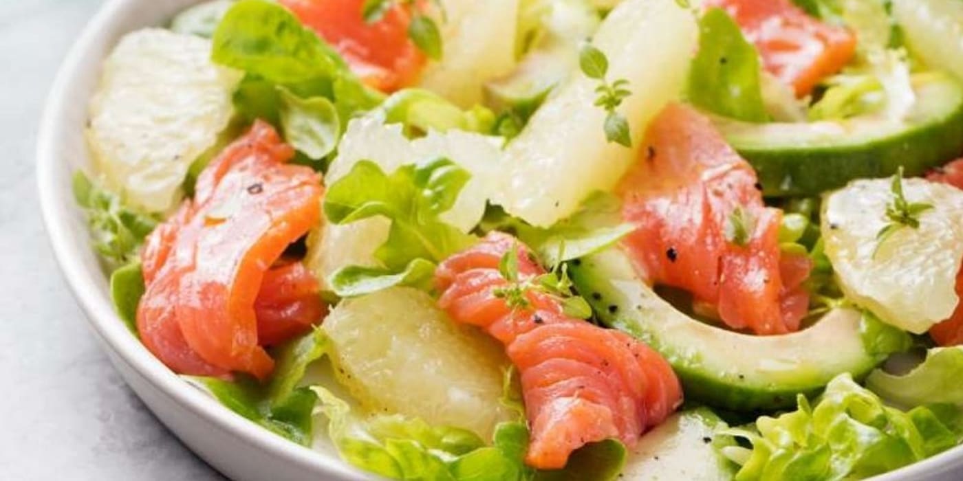 Ensalada especial de salmón ahumado y lechuga