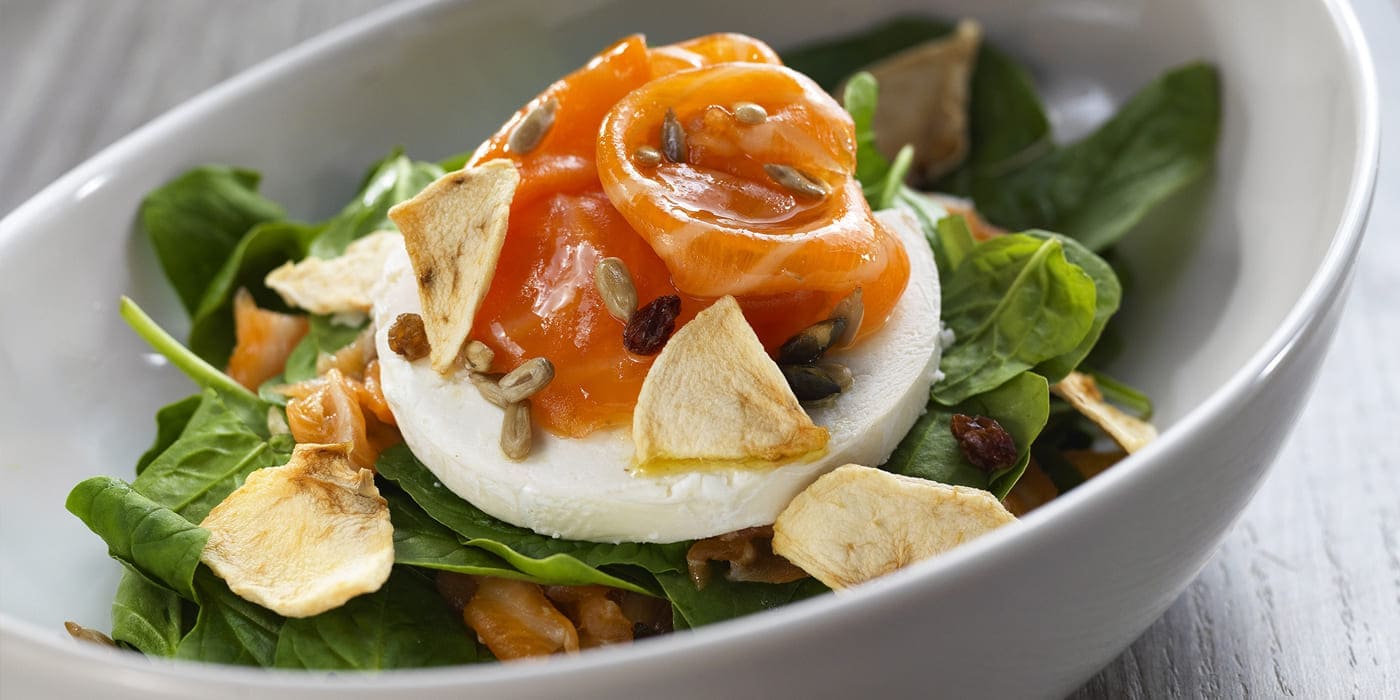 Ensalada de salmón ahumado y queso de cabra