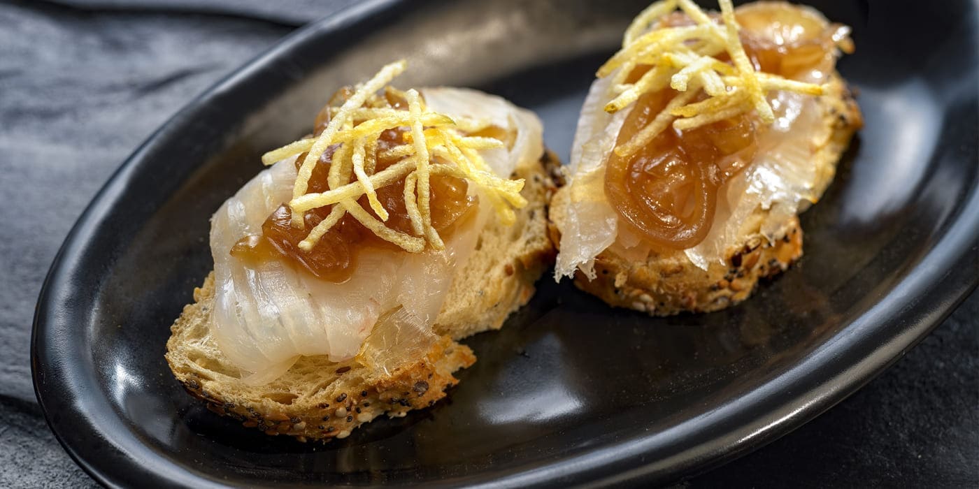 Canapé de bacalao ahumado con cebolla caramelizada 