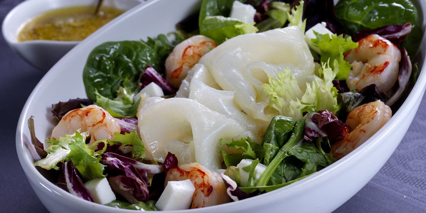 Ensalada de bacalao ahumado y gambas 