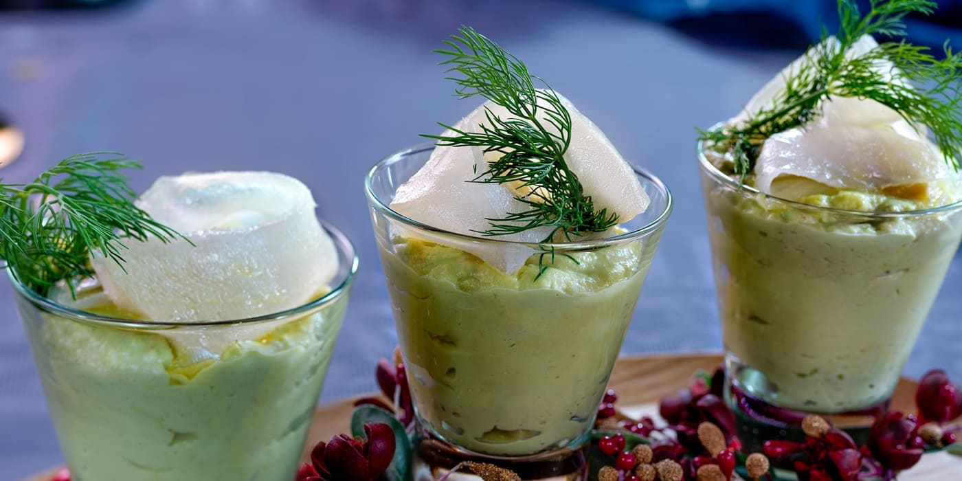 Vasitos de bacalao ahumado y aguacate 