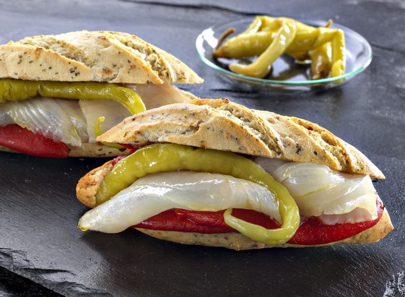 Bocadillo de bacalao ahumado con pimientos