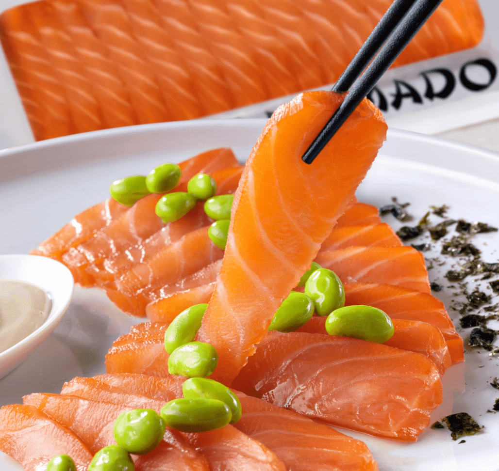 Sahimi-salmon-con-edamames-1028x972.png