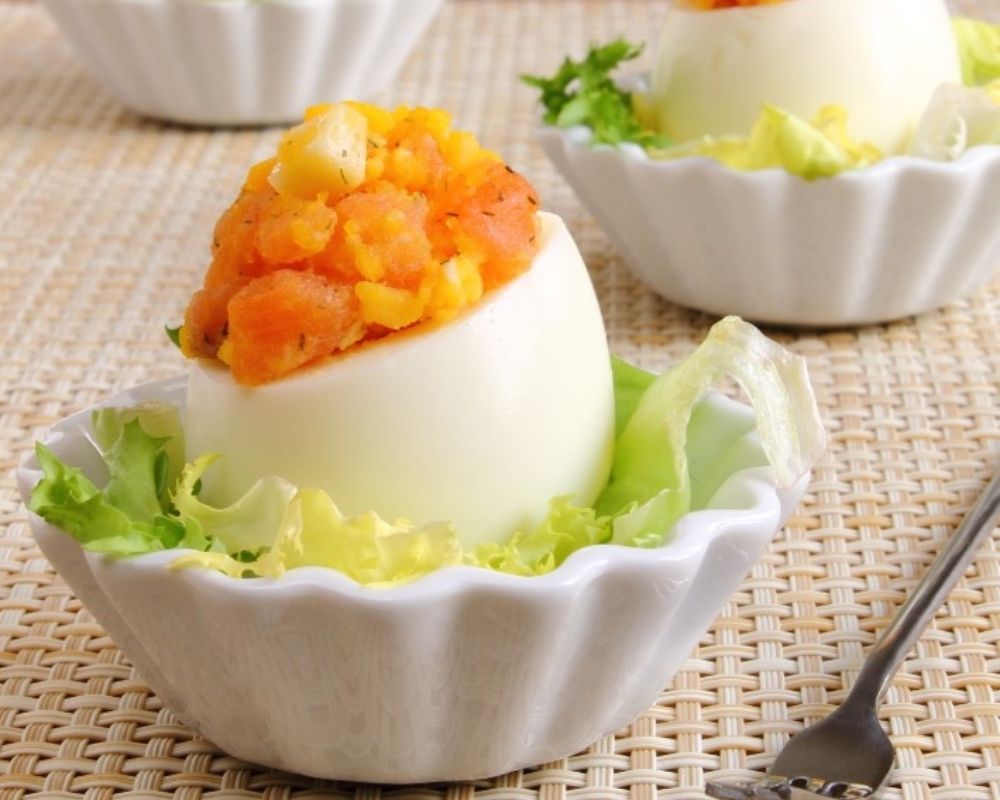 Huevos rellenos de salmón ahumado y gambas