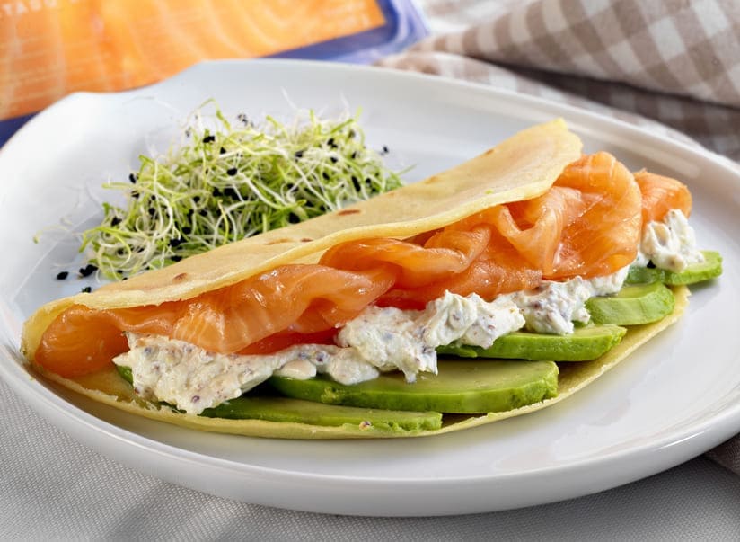 Crepe de salmón ahumado, aguacate y queso crema