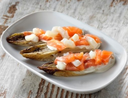 Endivias al horno con ensalada de ahumados