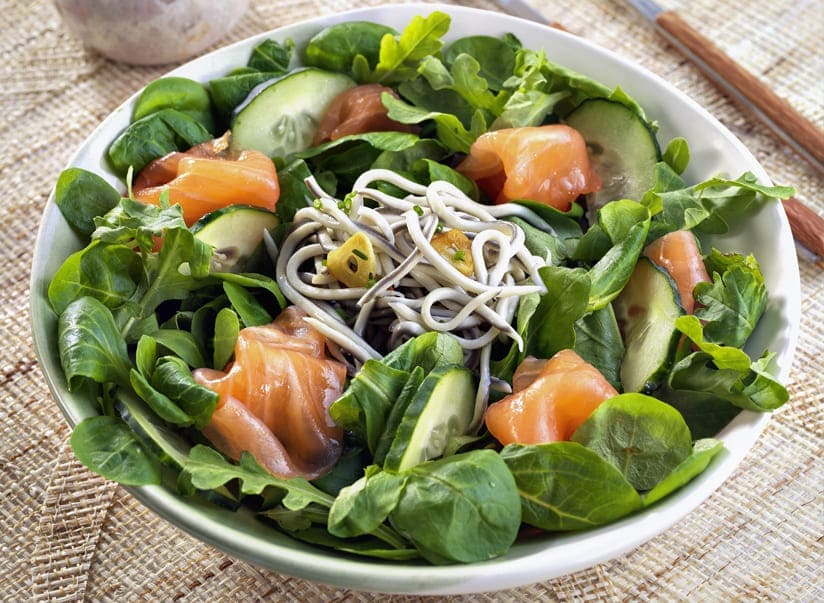 Ensalada de gulas con salmón ahumado