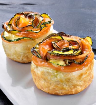 Flores de hojaldre de salmón ahumado con calabacín