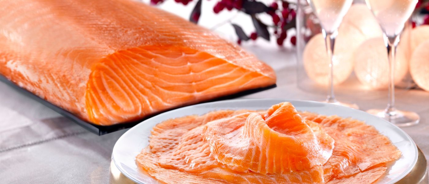 Platos con salmón ahumado para Navidad