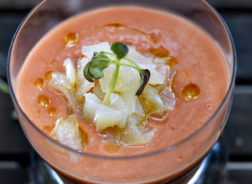 Salmorejo con bacalao ahumado