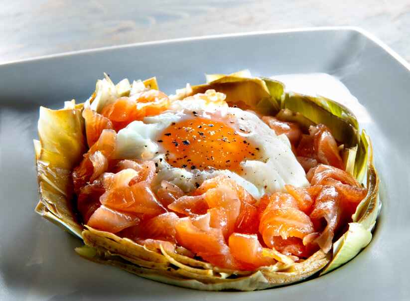 Receta de alcachofas con salmón ahumado