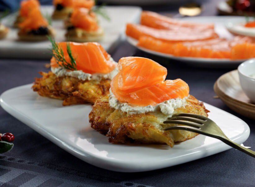 Receta de aperitivos de salmón ahumado sobre nidos de patata