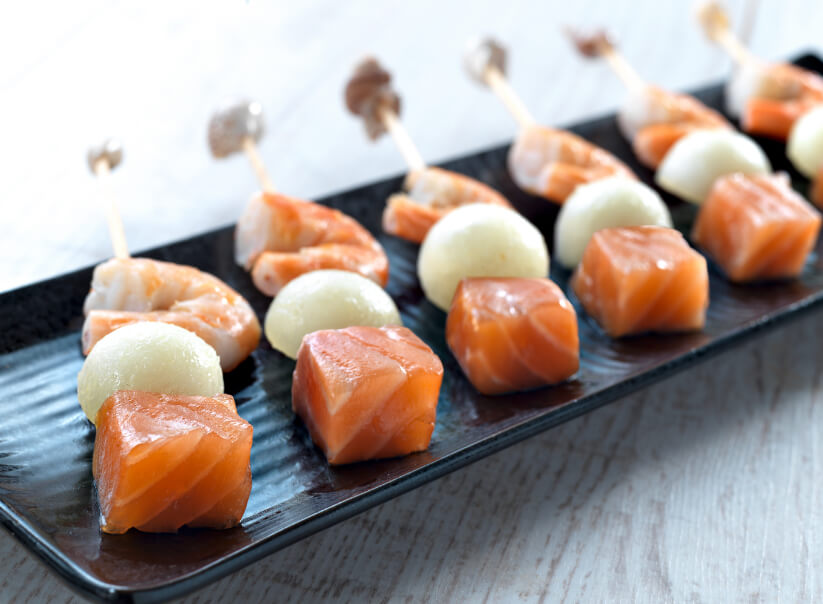 Receta de brochetas de salmon ahumado y langostinos