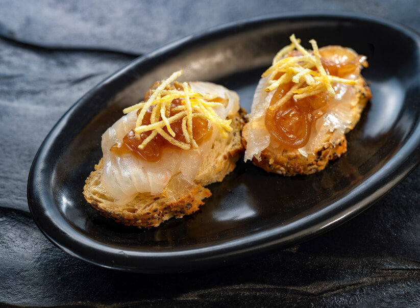 Canapé de bacalao ahumado con cebolla caramelizada