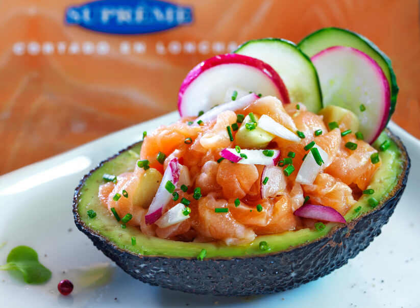 Ensalada de aguacate con salmón ahumado