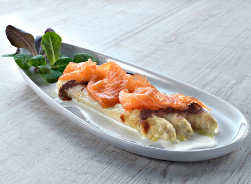 Receta de espárragos con salmón ahumado gratinados