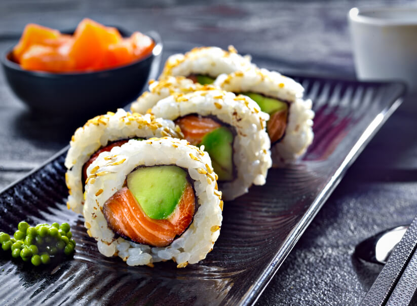 Receta de makis de salmón ahumado y aguacate