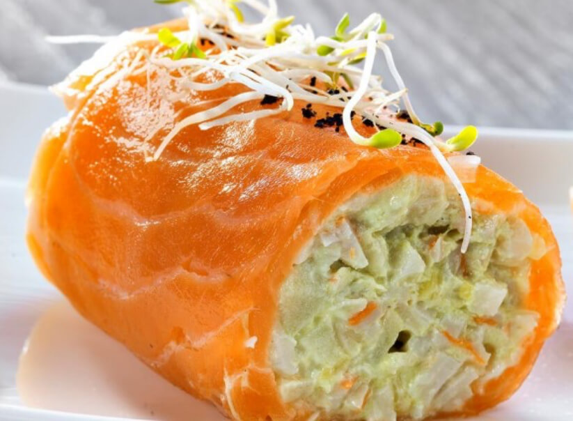 Receta de rollitos de salmon ahumado rellenos de marisco