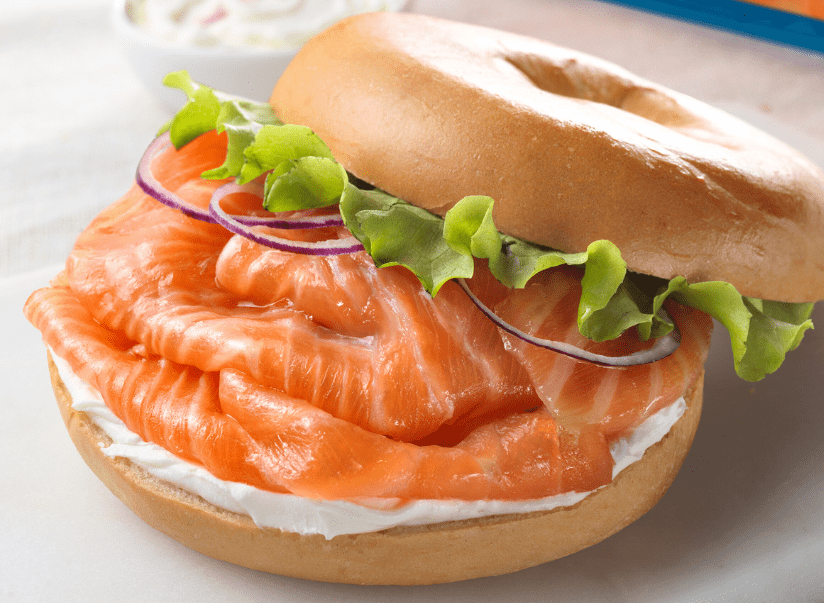 Bagel con salmón ahumado (receta fácil)