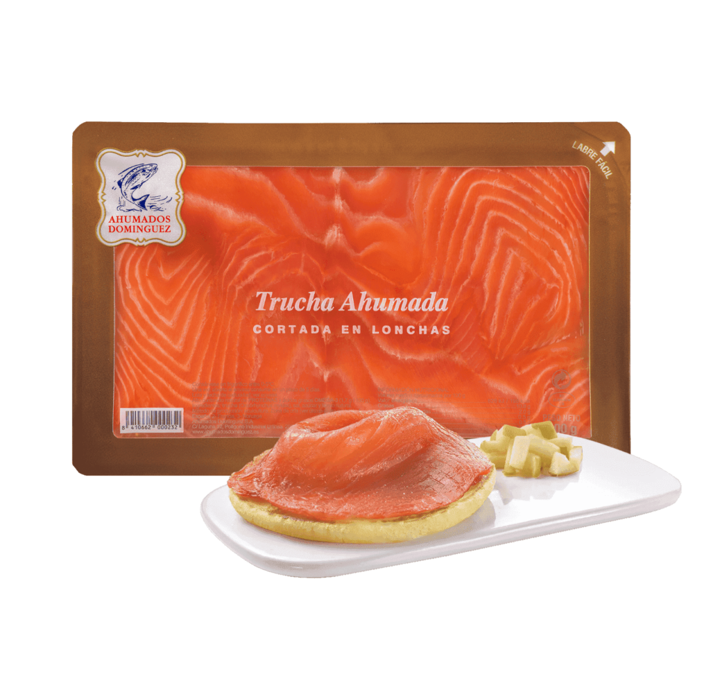 trucha-ahumada-lonchas-ahumados-dominguez-sobre-100g-blini-emplatado-1028x972.png