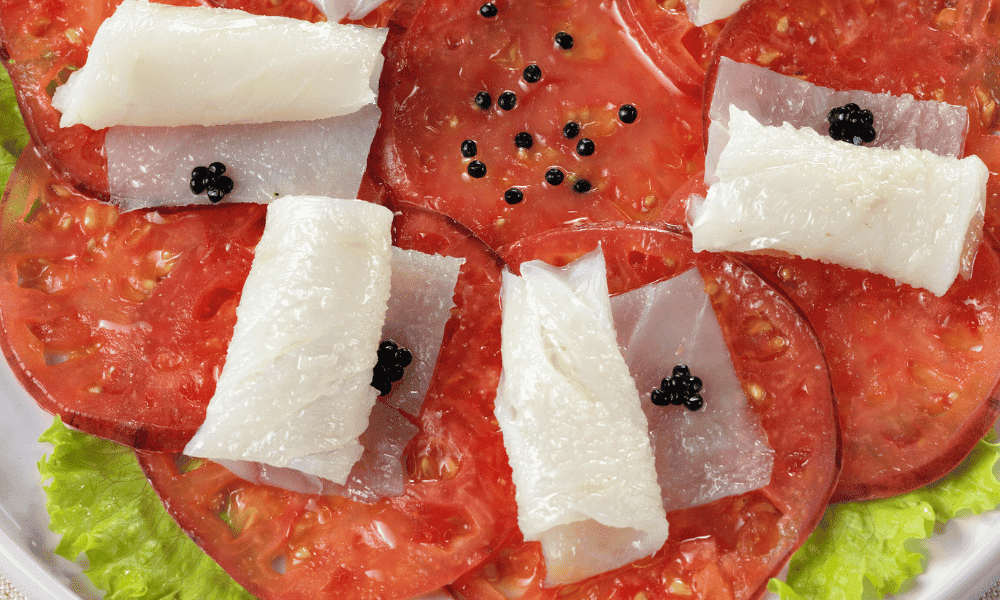 Ensalada de verano de tomate y bacalao ahumado