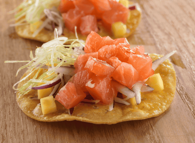 Tostadas mexicanas con salmón ahumado o tacos crujientes